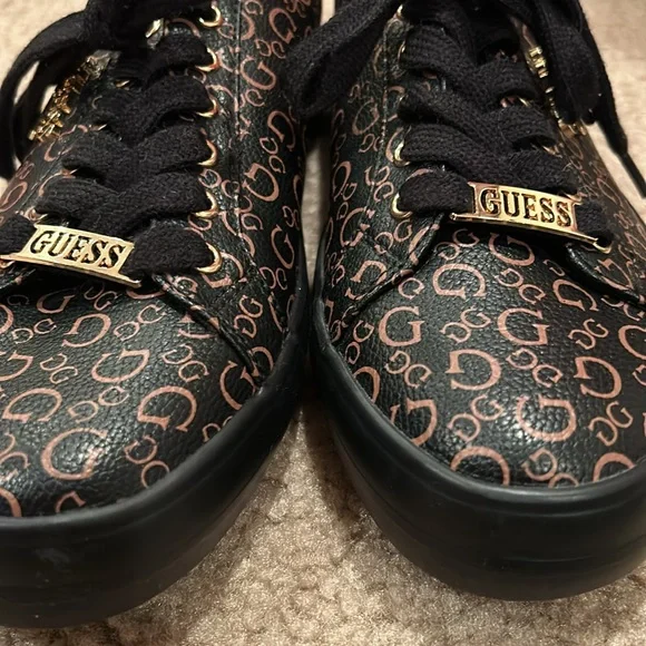NWOT Black and Brown GUESS Lace Shoes - Picture 4 of 6